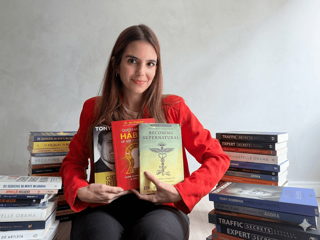 Amanda Moita com livros de Tony Robbins e Joe Dispenza
